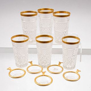 Lote de 11 piezas. Siglo XX. Elaboradas en cristal y metal dorado. Consta de: 5 ceniceros y 6 vasos. Decorados con elementos facetados.