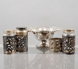 Lote de 5 piezas. Siglo XX. En vidrio, metal plateado y uno plata Sterling .925 Consta de: centro de mesa, cubre vaso y 3 frascos.