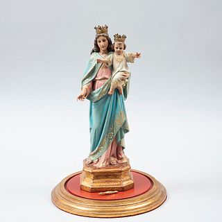 Virgen coronada con niño. Siglo XX. Elaborada en madera policromada. Con aplicaciones de metal dorado y base circular de madera.