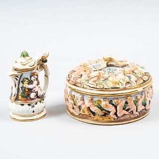 Dulcero y cremera. Italia. Siglo XX. Elaboradas en cerámica y porcelana tipo Capodimonte. Decorados con amorcillos y esmalte dorado.