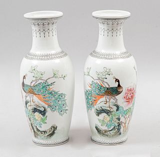 Par de jarrones. China. Siglo XX. Elaborados en porcelana. Sellados. Decorados con elementos vegetales, florales y aves.