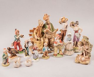 Lote de 14 figuras decorativas. Diferentes orígenes. Siglo XX. Elaborados en porcelana y cerámica. Algunas marca Lefton y Cameo.