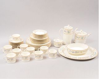 Servicio abierto de vajilla. Inglaterra.Ca. 1974 Elaborada en porcelana Royal Worcester. Modelo Trianon. Piezas: 49
