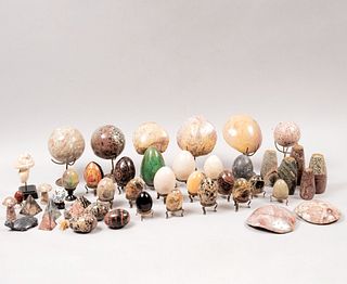 Lote de 41 figuras decorativas. Siglo XX. En talla de diferentes tipo de piedras, porcelana y madera policromada. Diferentes tamaños.