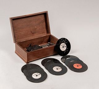 Caja musical. Suiza. Principios del siglo XX. Elaborada en madera y metal. Marca Thorens. Con cubierta abatible y 10 discos.