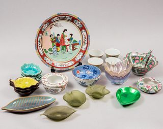 Lote mixto de 25 piezas. Diferentes orígenes y diseños. SXX. En porcelana, cerámica y vidrio. Consta de: plato, 2 tazones, otros.