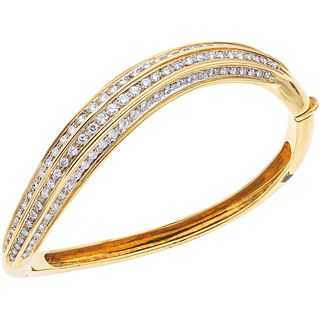 BRACELET WITH DIAMONDS IN 18K YELLOW GOLD with 124 brilliant cut diamonds ~3.0 ct. Weight: 33.5 g. Length: 6.6" (16.8 cm)