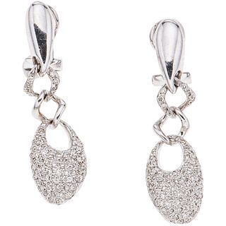 PAIR OF EARRINGS WITH DIAMONDS IN 14K WHITE GOLD with 154 brilliant cut diamonds ~0.35 ct. Peso: 5.3 g