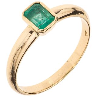 RING WITH EMERALD IN 18K YELLOW GOLD 1 octagonal cut emerald ~0.40 ct. Weight: 2.5 g. Size: 6 ½