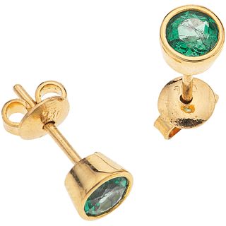 PAIR OF STUD EARRINGS WITH EMERALDS IN 18K YELLOW GOLD with 2 round cut emeralds ~0.50 ct. Weight: 1.5 g. Diameter: 0.19" (0.5 cm)