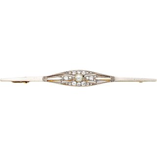 BROOCH WITH CUTLURED PEARL AND DIAMONDS IN 18K WHITE AND YELLOW GOLD 1 cream colored pearl and 22 diamonds, different cuts