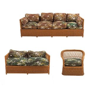 Sala. Siglo XX. Elaborada en madera y mimbre tejido. Consta de: sofá de 4 plazas, loveseat y sillón. Con asientos acojinados.