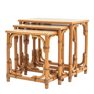 Juego de mesas nido. Siglo XX. En madera, tipo bambú. Consta de 3 mesas. Con cubiertas rectangulares, fustes y soportes lisos.