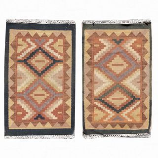 Lote de 2 tapetes para pie de cama. Siglo XX. Estilo Kilim. Elaborados en fibras de lana y algodón. Decorados con motivos geométricos.