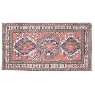 Tapete. Siglo XX. Estilo turcomano tribal. Anudado a mano en fibras de lana y algodón. Decorado con motivos geométricos.