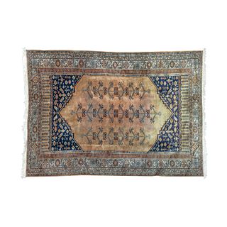 Tapete. Turquía, mediados del SXX. Elaborado en fibras de lana y algodón. Decorado con elementos vegetales y florales. 335 x 244 cm