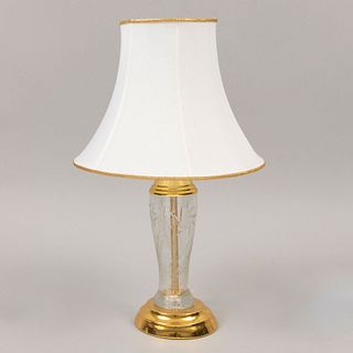 Lámpara de mesa. Siglo XX. Elaborada en metal dorado. Electrificada para una luz. Con pantalla de tela y fuste de cristal. 43 cm altura