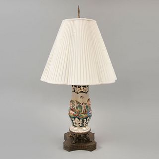 Lámpara de mesa. Siglo XX. Elaborada en porcelana tipo Capodimonte. Electrificada para una luz. Con pantalla arpillada de tela.