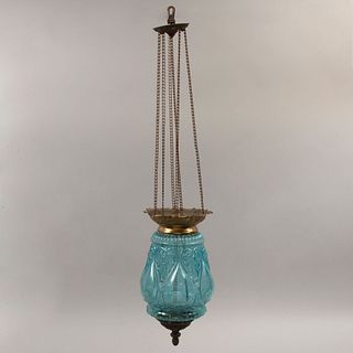 Lámpara de techo. Principios del siglo XX. Elaborada en vidrio colado color azul y metal dorado. Para una luz.  89 cm altura