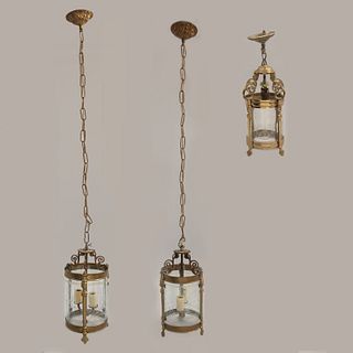 Lote de 3 lámparas de techo. Siglo XX. Elaboradas en metal dorado y cristal. Para una y 2 luces. Con pantallas cilíndricas.