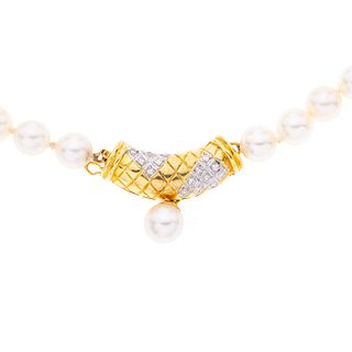 Collar con perlas y diamantes en oro amarillo de 18k. 67 perlas cultivadas color crema de 5 mm. 15 diamantes corte 8 x 8. Peso...