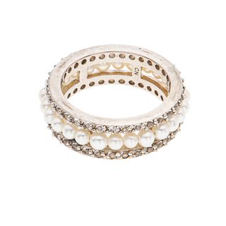 Argolla con perlas y simulantes en plata .925. 25 perlas cultivadas color blanco de 2 mm. Talla: 6. Peso: 5.4 g.