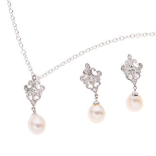 Collar, pendiente y par de aretes con perlas y simulantes en plata .925. 3 perlas cultivadas color blanco de 7 mm. Peso: 8.0 g.