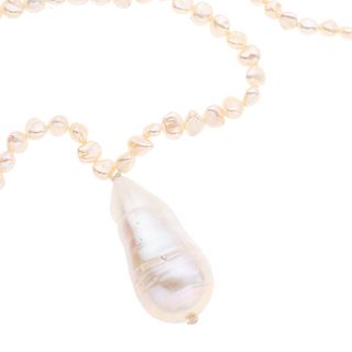 Collar de perlas de río y broche de plata .925. 1 perla cultivada color blanco de 28 x 18 mm. Peso: 14.2 g.