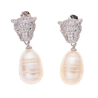Par de aretes con perlas y simulantes en plata .925. 2 perlas color crema de 17 x 12 mm. Peso: 9.4 g.