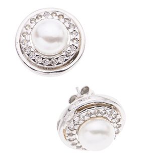 Par de broqueles con perlas y simulantes en plata .925. 2 perlas color blanco de 8 mm. Peso: 5.2 g.