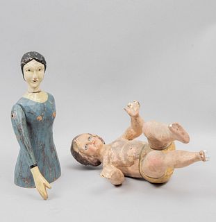 Lote de 2 figuras decorativas. Siglo XX. Elaboradas en yeso y madera tallada y policromada. Consta de: niño jesús y torso femenino.