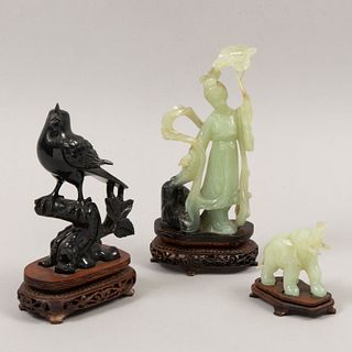 Lote de 3 figuras decorativas. Origen oriental. Siglo XX. Elaboradas en serpentina y piedra. Consta de: Guan Yi, ave y elefante.