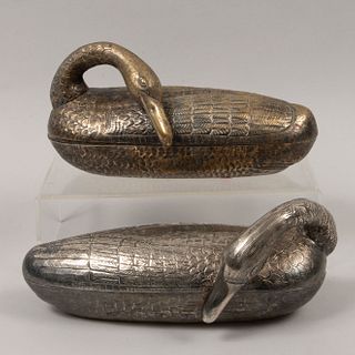 Par de depósitos. Siglo XX. Diseño a manera de patos. Elaborados en metal. 17 cm altura (mayor)
