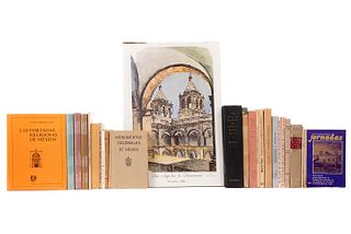 Libros sobre Arquitectura Virreinal. Varios formatos. Algunos títulos: San Agustín de Salamanca; Acámbaro Colonial... Pzs: 25.