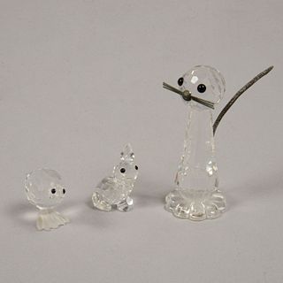 Lote de 3 figuras decorativas. Austria. Siglo XX. Elaboradas en cristal Swarovski. Selladas. Consta de: gato, ave kiwi y conejo.