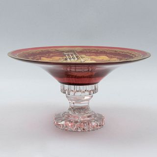 Centro de mesa. Siglo XX. Elaborado en cristal transparente y color rojo. Decorado con escenas cortesanas y esmalte dorado.