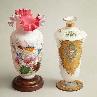 Florero y violetero. Alemania, otro. Siglo XX. Elaborados en cristal opalino color blanco y rosa. Decorados con esmalte dorado.