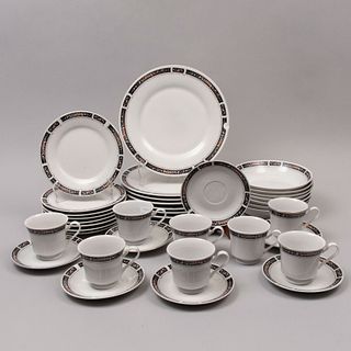 Servicio abierto de vajilla. China. Siglo XX. Elaborada en porcelana. Sellada. Consta de: 8 tazas con 7 platos base, otros. China: 37