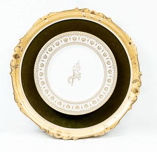 Plato conmemorativo de los juegos olímpicos. México. 1968 Elaborado en porcelana. Decorado con antorcha y esmalte dorado.