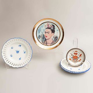 Lote de 5 platos decorativos. Diferentes orígenes y modelos. Siglo XX. En porcelana y metal dorado. Marca Rosenthal, Meissen y J.J.C.