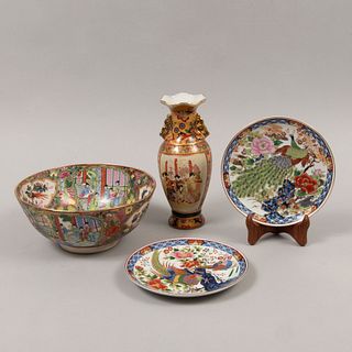 Lote de 4 piezas. China y Japón SXX. En porcelana. Una estilo Familia Rosa. Consta de: jarrón, centro de mesa y 2 platos.