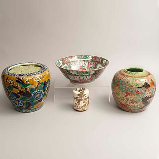 Lote de 4 piezas. Origen oriental. Siglo XX. En porcelana y cerámica. Uno estilo Familia rosa. Sellados. Consta de: 2 jarrones, otros.