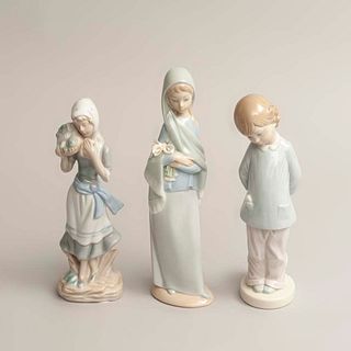 Lote de 3 figuras decorativas. España, otro. Ca. 1970 En porcelana, algunos Lladró. Acabado brillante. 24 cm altura (mayor)