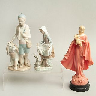 Lote de 3 figuras decorativas. Consta de: a) G. RUGGERI. Virgen con el niño. Firmada. Elaborada en pasta moldeada. Otros.