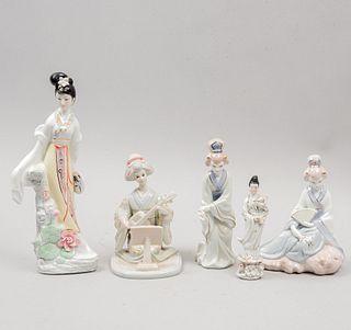 Lote de 5 figuras decorativas. China. Siglo XX. En porcelana. Acabado brillante. Consta de: geisha con laúd, geisha con abanico, otros.