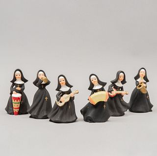 Lote de 6 figuras decorativas de monjas. China. Siglo XX. Elaboradas en porcelana Napcoware. Acabado gres y brillante.