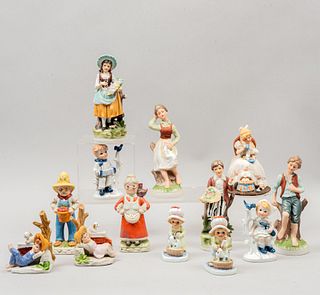 Lote de 12 figuras decorativas. Origen oriental. Siglo XX. Elaboradas en porcelana. Acabado gres y brillante.
