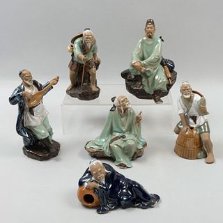 Lote de 6 figuras decorativas. China. Siglo XX. Elaborados en cerámica. Consta de: pescador, músico con laúd, sabio, otros.