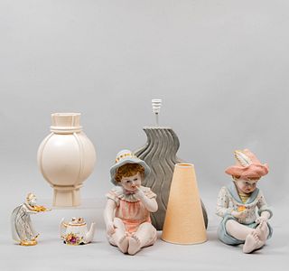 Lote mixto de 6 piezas. Siglo XX. Elaboradas en resina, porcelana y cerámica. Algunos marca Royal Albert y RG Capodimonte.