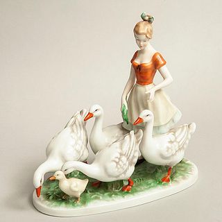 Mujer con patos. Alemania. Años 50. Elaborada en porcelana de Bavaria. Marca Gerold & Co. Acabado brillante y gres. 28 cm altura